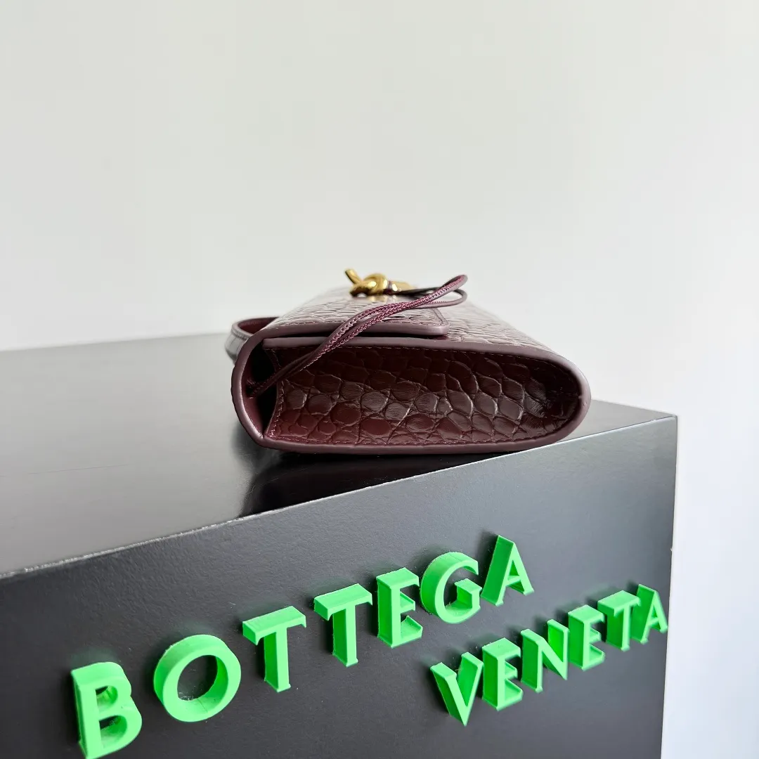 The batch of 1420 BV Andiamo evening handbags has been heavily planted again~ The designer aesthetics in the era of economic downturn are back. I fall in love with it at first sight and can't put it down. It's so beautiful and full of aura. The shape and texture are very competitive. It is light in weight and has sufficient capacity. It is a must-have for fashion people. It is suitable for many occasions, minimalist, high-end and light luxury. Style number: 741511 Size: 31*13*3cm